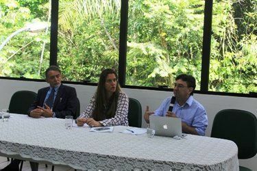 Professor Geraldo Sobrinho (Capes) e professor Renato Francês (UNIFESPA) participaram da Mesa Redonda mediada pela  professora Eliane Superti (UNIFAP)